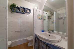 Monolocale | Bagno | Doccia, asciugacapelli, bidet, asciugamani