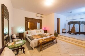 Quarto casal luxo (D / P) | Roupas de cama premium, frigobar, individualmente decorados