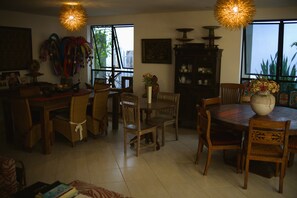Café da manhã com buffet grátis todos os dias