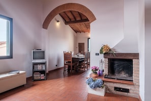 Apartment, 2 Schlafzimmer | Wohnbereich | Fernseher