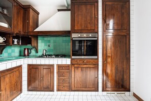 Appartement, 3 chambres | Cuisine privée | Réfrigérateur, micro-ondes, four, plaque de cuisson