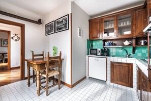 Appartement, 3 chambres | Cuisine privée | Réfrigérateur, micro-ondes, four, plaque de cuisson