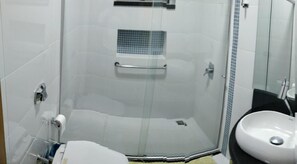 Een douche, een haardroger, handdoeken, zeep