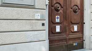 A double wooden door with a plaque reading "mattecci 42". - Appartamento Matteotti (Florence)