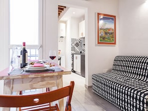 Standard Apartment, 1 Bedroom | In-room dining