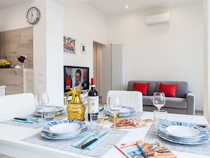 Superior Apartment, 1 Bedroom | In-room dining