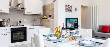 Superior-Apartment, 1 Schlafzimmer | Essbereich im Zimmer