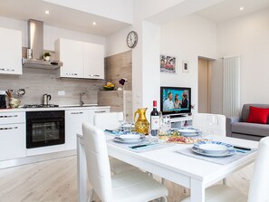 Superior-Apartment, 1 Schlafzimmer | Essbereich im Zimmer