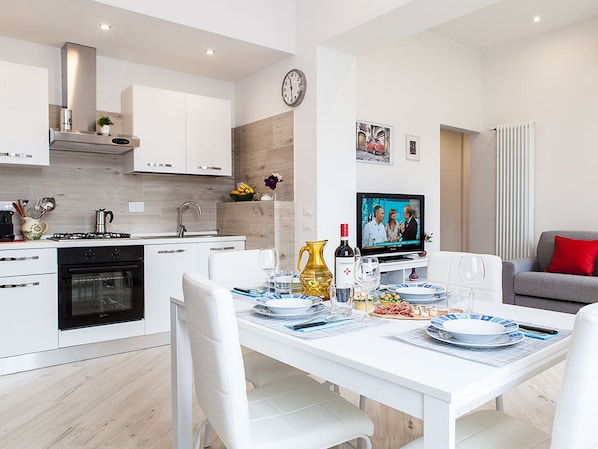 Superior-Apartment, 1 Schlafzimmer | Essbereich im Zimmer