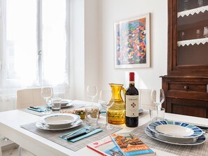 Superior-Apartment, 1 Schlafzimmer | Essbereich im Zimmer