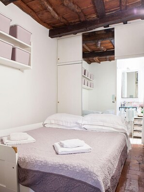 1 habitación, decoración personalizada, muebles diferentes y escritorio 