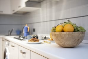 Departamento, 3 habitaciones | Cocina privada | Refrigerador con congelador, microondas, horno y parrilla de estufa 