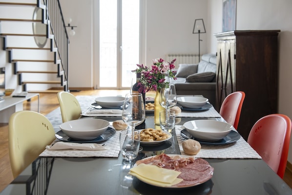 Apartment, 3 Bedrooms | In-room dining