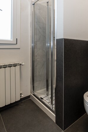 Apartamento, 3 quartos | Chuveiro