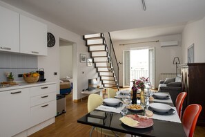 Appartamento, 3 camere da letto | Cucina privata | Frigorifero con congelatore, microonde, forno, piano cottura