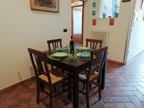 Appartement Standard, 4 chambres | Restauration dans la chambre