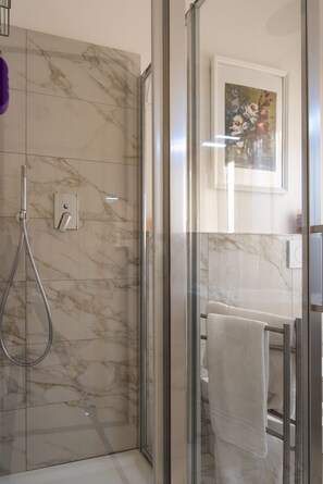 Apartment, 2 Bedrooms | Bathroom shower - Appartamento dei Servi (Florence)