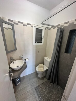 Basic Apartment, Sea View | Bathroom | Shower, hair dryer, towels, toilet paper - Elenis Studios & Apartments (Kalymnos)