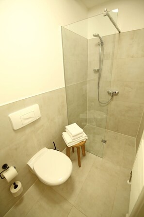 Dusche, Haartrockner, Handtücher, Toilettenpapier
