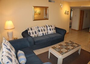 Apartamento, varias camas, balcón, vistas al jardín | Sala de estar | Una televisión