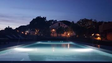 Seasonal outdoor pool, free cabanas