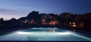 En säsongsöppen utomhuspool och gratis cabanor