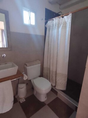 Shower, rainfall showerhead, hair dryer, towels - Descanso Cordillerano (San Rafael)