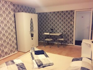 Habitación doble | Área de sala de estar | Televisión de pantalla plana 