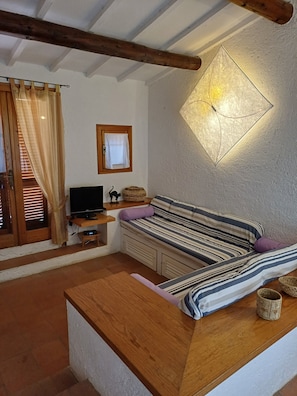 Televisión y chimenea