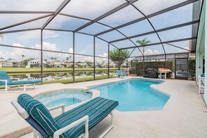 A heated pool - Family 4BR Pool & Hot Tub Near Disney (Kissimmee)