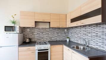 Apartment (Violet) | Private kitchenette | Fridge, microwave, stovetop, electric kettle