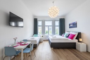 Dreibettzimmer | Verdunkelungsvorhänge, Bügeleisen/Bügelbrett, Babybetten