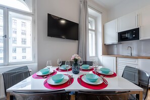 Apartment (Lavender) | Private kitchenette