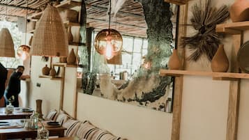 2 restaurants; breakfast, lunch, dinner, and brunch served