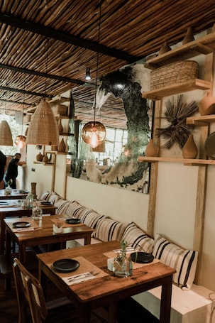 2 restaurants; breakfast, lunch, dinner, and brunch served