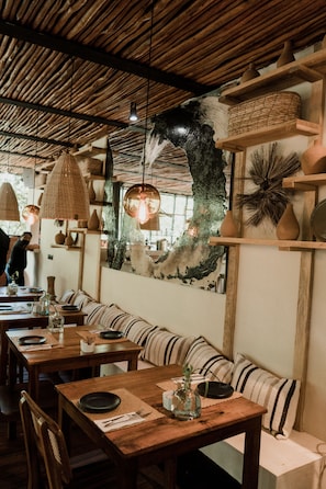 2 restaurantes, café da manhã, culinária internacional