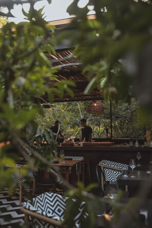 2 restaurants, breakfast, lunch, dinner served; international cuisine