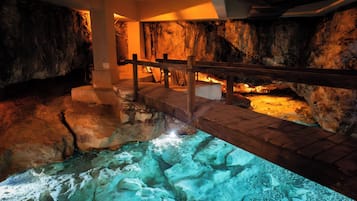 2 piscines extérieures, chaises longues