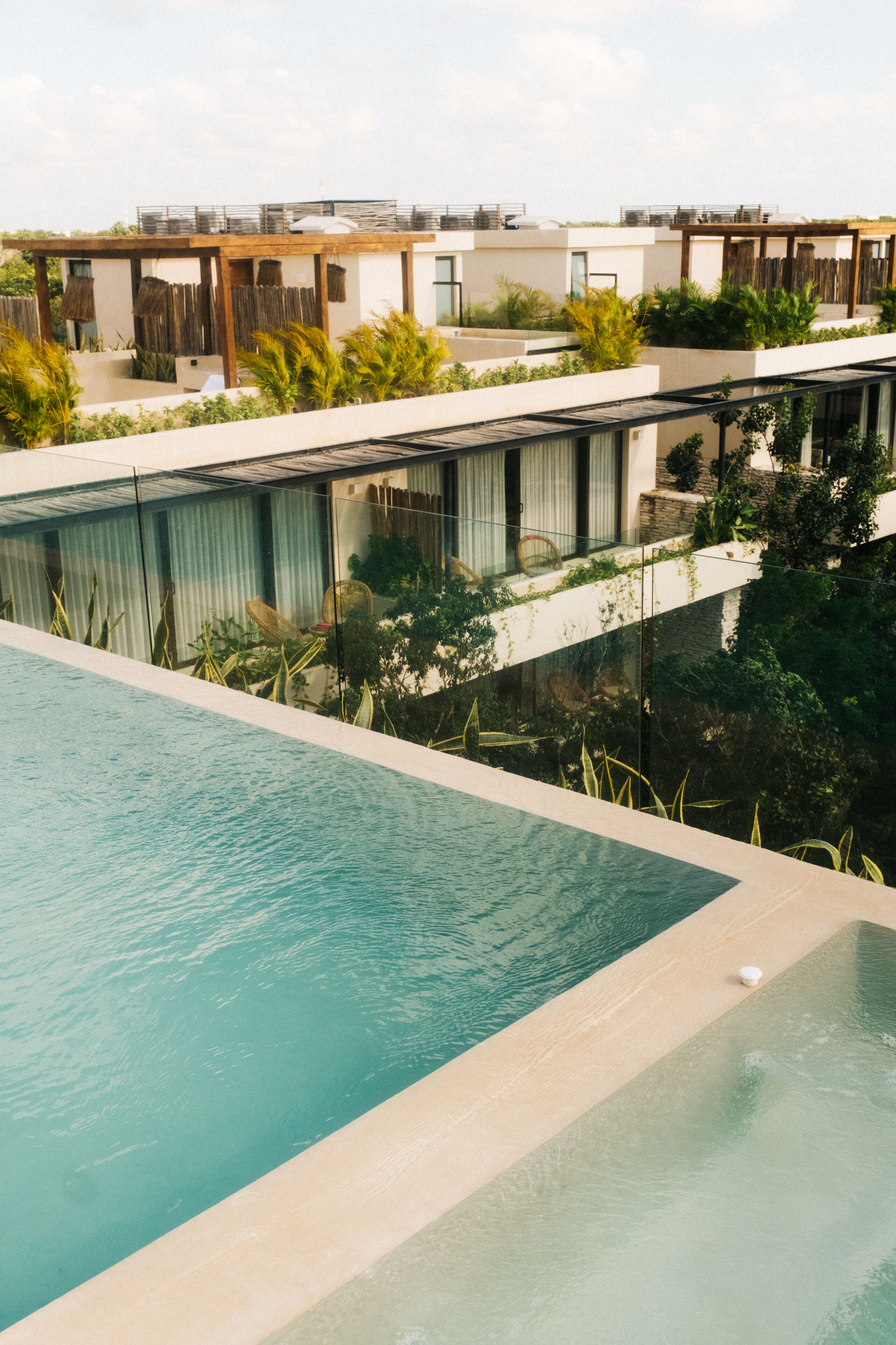 2 albercas al aire libre, acceso de 07:00 a 21:00, y camastros 