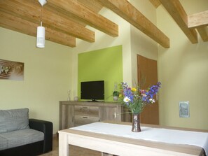 Appartement, privébadkamer, uitzicht op tuin | Interieur