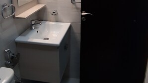 Ein Badezimmer mit Toilette, Waschbecken und Spiegel.