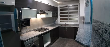 Réfrigérateur, four, bouilloire électrique, blender