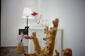 A room with a white fireplace, a lamp, and decorative items. - Villa di Nera B&B (Palermo)