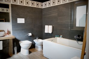 Superior-Zimmer, Whirlpool | Badezimmer | Kostenlose Toilettenartikel, Haartrockner, Bidet, Handtücher