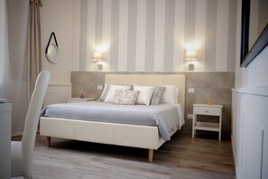 A bedroom with a bed, bedside tables, and a mirror. - Villa di Nera B&B (Palermo)