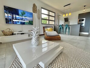 TV, books - Manuia luxury apartment - Tahiti, Punaauia -Wi-Fi / Netflix /pool & gym (PUNAAUIA)