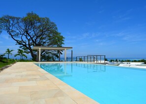 Pool - Manuia luxury apartment - Tahiti, Punaauia -Wi-Fi / Netflix /pool & gym (PUNAAUIA)