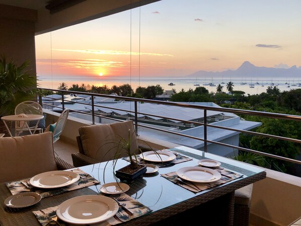 Outdoor dining - Manuia luxury apartment - Tahiti, Punaauia -Wi-Fi / Netflix /pool & gym (PUNAAUIA)