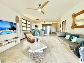 TV, books - Manuia luxury apartment - Tahiti, Punaauia -Wi-Fi / Netflix /pool & gym (PUNAAUIA)