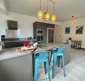 Fridge, microwave, oven, stovetop - Manuia luxury apartment - Tahiti, Punaauia -Wi-Fi / Netflix /pool & gym (PUNAAUIA)